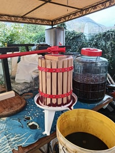 Torchio per frutta Wiltec 6L in legno di faggio con panno per pressatura, torchio manuale con cestello 190x270 mm, torchio per mele, torchio per frutta per la produzione di vino di frutta Foto del cliente 1