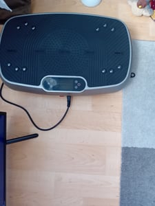 VOWVIT Vibrationsplatte mit Touchscreen, leise, Bluetooth, 199 Stufen, für Fettverbrennung & Heimtrainer Kunden-Foto 1