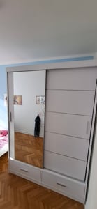 Šatní skříň s posuvnými dveřmi a zásuvkami 120 cm široká dvoudveřová bílá se zrcadlem Fotografie od zákazníka č. 1