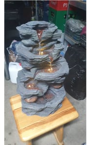 COSTWAY Binnenfonteintje, 5-traps tafelFontein met LED-verlichting, stille pomp, natuursteenlook, waterval fontein, afmetingen 27x20,5x45,5 cm, kunsthars Klantenfoto 1