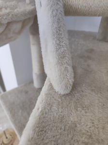 lionto Kratzbaum mit Deckenspanner, 230-250 cm großer Aktivitätsturm mit 2 Höhlen, 2 Liegemulden, Treppen & Spielbällen, beige Kunden-Foto 4