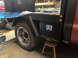 VEVOR Úložný box pod podlahu pro nákladní vozy 457 x 305 x 356 mm Úložný box pod podlahu z válcované oceli Vodotěsná bedna na nářadí s T-rukojetí a zámkem pro nákladní vozy, přívěsy a dodávky Bedna na nářadí Úložný box pod podlahu Černá Fotografie od zákazníka č. 2