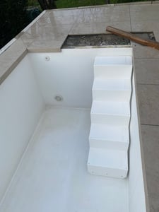 Pooltreppe Eleganz 60 I 5-stufig I Wandbefestigung - kurz I weiß Kunden-Foto 1