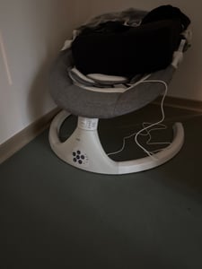 Huśtawka dla niemowląt, elektryczny bujaczek bluetooth Caveen, 5 prędkości bujania, 3 pozycje siedzące, zasilany adapterem i bateriami, czarny Zdjęcie produktu od klienta nr 1