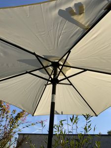 Eine Oase mit dem Sonnenschirm.