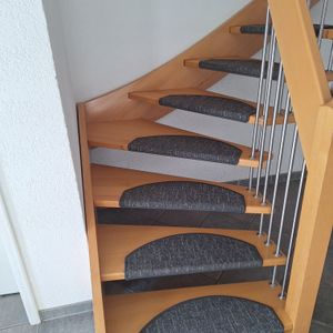 Floordirekt Stufenmatten Alto, Treppenschutz Stufenmatten in halbrund, rutschhemmend mit Winkelschiene & Klebestreifen, Treppenmatte innen - beige Kunden-Foto 11