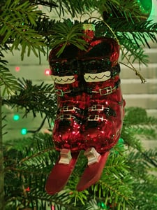 BRUBAKER Golden Retriever mit Schleife Rot als Halsband - Handbemalte Weihnachtskugel Hund aus Glas - Christbaumschmuck Lustige Baumkugel - 9,1 cm Kunden-Foto 1