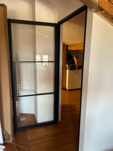 Schulte Zimmertür Komplettset, 930x2315 mm, DIN Links, Glastür klar mit Beschlag und Zarge aus Stahl schwarz, Drehtür mit Griffstange Kunden-Foto 2