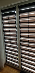 Sonello Doppelrollo Klemmfix ohne Bohren Duo Rollo Klemmrollo Sonnenschutzrollo Fensterrollo für Fenster & Türen Zebrarollo Seitenzugrollo 55cm x 210cm Anthrazit Kunden-Foto 1