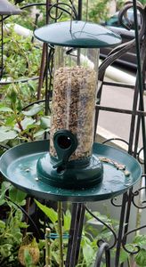 WILDLIFE HOME Körner Futtersäule mit XL Futterteller, Grün I Vogelfutterspender zum Aufhängen Garten & Balkon I Vogelfutterspender, Futterstation zur ganzjährigen Wildvögel Fütterung Kunden-Foto 1