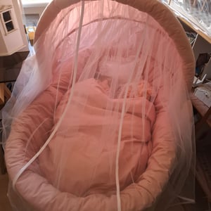 Babykorb Stubenwagen Weiß für Mädchen Babys Großen Rädern Komplett Set Puderrosa Haube mit Moskitonetz Bettwäsche Set und Matratze Kunden-Foto 3