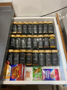 2er Set Verstellbares Gewürzregal für Schublade mit 24 luftdichten Gewürzgläser mit Bambusdeckel, 280x Etiketten  - Deco Haus Kunden-Foto 1