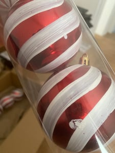 Weihnachtskugeln 10-teilig – Bruchfest aus Kunststoff, Rot/Weiß im Candy-Style – Christbaumkugeln Set für Weihnachtsbaum & Deko Kunden-Foto 2