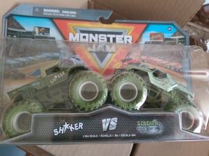 Monster Jam Stunt-Bahn Megalodon Mayhem mit original Megalodon Truck im Maßstab 1:64 und tollem Zubehör, LKW, 3 Jahr(e), Mehrfarbig Kunden-Foto 1