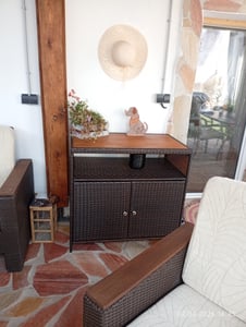 COSTWAY Mobile da giardino a 2 ante in rattan, mobile buffet con piano di lavoro in legno d'acacia e scomparto aperto, mobile contenitore 90x53x86cm marrone Foto del cliente 2