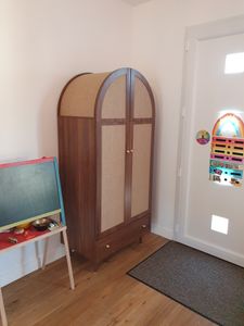 Merax Kleiderschrank mit Stofftüren und Schublade, Schrank in Bogenform und Walnussoptik,Garderobe mit Holzfüße, für Schlafzimmer & Ankleidezimmer, Holzfarbe Kunden-Foto 1