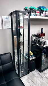 K-Möbel Glasvitrine stehend in Buche (176x37x33 cm) mit 4 höhenverstellbaren Glasböden & LED -- Standvitrine - Vitrinenschrank - Sammlervitrine Kunden-Foto 1