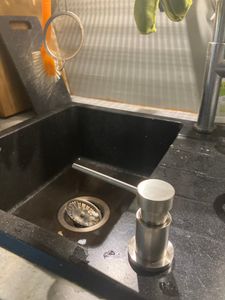 Sofetiy Einbau Seifenspender Küche Schwarz, Spülmittelspender für Spüle aus Kupfer, 300ml mit 1,25m Schlauch, 360° Drehbarer Pumpenkopf mit Ventil Kunden-Foto 1
