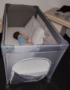 Faltbares Reisebett für Babys – Happy Traveller BASIC, Grau Kunden-Foto 1