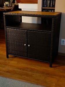 COSTWAY Mobile da giardino a 2 ante in rattan, mobile buffet con piano di lavoro in legno d'acacia e scomparto aperto, mobile contenitore 90x53x86cm marrone Foto del cliente 3