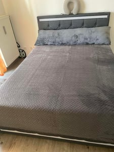 ProximaX lit rembourré 140x200cm avec fonction de chargement, LED et tête de lit réglable en hauteur, lit double avec sommier à lattes et 4 tiroirs, lit de rangement lin, gris Photo du client 1