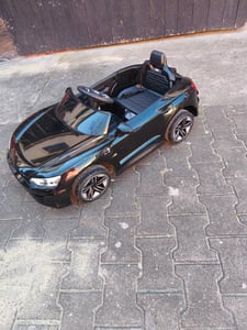 Audi RS e-tron GT  Kinderauto Kinder Elektroauto 12V mit Musik，breitem Sitz, verstellbarem Sicherheitsgurt Schwarz Kunden-Foto 12