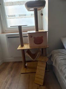 PawHut Arbre à chat hauteur 130 cm, tour de jeux pour chat, platesformes, niche, lit, hamac, échelle et 2 balles en peluche, griffoirs en jute, plusieux niveaux, jaune Photo du client 1