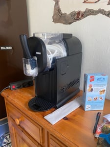 2in1 Slush- & Softeismaschine Sofia 2L – Frozen Cocktails, Milkshakes & Softeis Maker mit Kompressor, 5 Programme, 150W, inklusive Reinigungsset Kunden-Foto 1