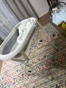 moovkee Babybadewanne mit Gestell 80cm Dunkel Rosa Faltbar mit Thermometer, Badekissen und Abflusssystem – Babywanne für Neugeborene mit Ständer Kunden-Foto 4
