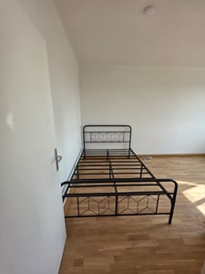 Yaheetech Metallbett Vintage Bettrahmen mit Hohem Kopfteil, Bettgestell Moderner Minimalistischer Einzelbett mit Lattenrost & Stauraum unter dem Bett für Schlafzimmer Gästezimmer, 90 x 200 cm Schwarz Kunden-Foto 3