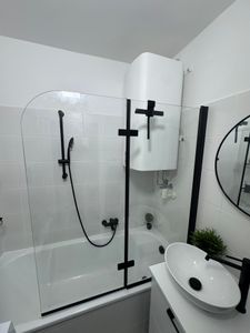 EMKE Duschabtrennung 100x140cm Faltwand für Badewanne Badewannenaufsatz Mattes Schwarz Duschwand aus 6mm NANO Easy Clean GLAS Kunden-Foto 11