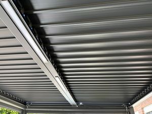 sweeek - Bioklimatische Pergola Palace 3x4m + 2 Markisen 3m + 1 Markise 4m - Anthrazit Kunden-Foto 3
