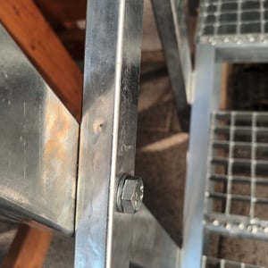 Stahltreppe 4 Stufen-Breite 80cm Variable-Höhe 55-85cm mit einseit. Geländer Kunden-Foto 4