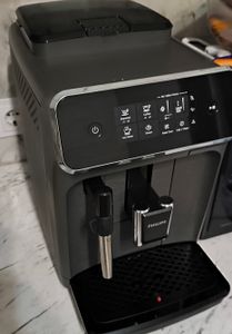 Philips Kaffeevollautomat 2200 Series, 2 Kaffeespezialitäten, Milchaufschäumer, Intuitives Touchdisplay, Grau (EP2224/10) Kunden-Foto 5