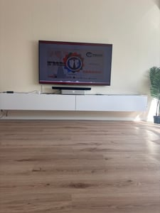 Lavagna TV 140 cm di larghezza KASCHMIR Mobile TV sospeso o in piedi Lavagna sospesa Mobile per soggiorno Armadio a muro MATT Foto del cliente 1