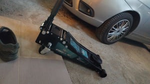 TRESKO Hydraulische garagekrik, 3 ton oranje, hefhoogte 75-510 mm, hydraulische garagekrik voor auto, platte krik met dubbele zuiger en 360° wielen, met 2 rubberen pads, beschermmat, handschoenen Klantenfoto 1