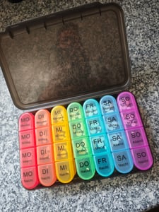 BigDean 2 Stück Tablettenbox 7 Tage luftdicht & lebensmittelecht – Medikamentenbox Morgens, Mittags, Abends & Nacht – im Regenbogen Design Kunden-Foto 1