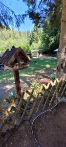 Vogeltränke Stehend, Bienen Tränke mit Erdspieß, 85cm großer Vogelnapf aus Metall, Vogelbad Garten Stehend, Winterfest, für Vögel, Schmetterlinge Kunden-Foto 1