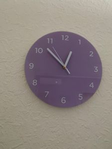 Wallfluent Wanduhr – Stilles Quarzuhrwerk - Uhr Dekoration Wohnzimmer Schlafzimmer Küche - Zifferblatt - weiße Zeiger - 30 cm - Rot Kunden-Foto 1