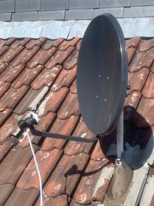 ARLI 60 cm SAT Anlage Weiß mit Single LNB Satfinder und 2x F-Stecker vergoldet - 1 Teilnehmer Kunden-Foto 1
