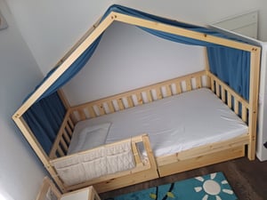 ML-Design dětská postel domeček postel 80x160 cm bílá se 2 zásuvkami dřevěná postel s roštovým rámem a střechou proti vypadnutí, postel na hraní z borovicového dřeva, podlahová postel Fotografie od zákazníka č. 1