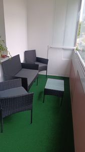 Rasenteppich Easy Grau 400 x 1000 cm – – Kunstrasen in Nadelfilz-Struktur (flach) – Outdoor Bodenbelag für Balkon, Terrasse & Pool Kunden-Foto 9