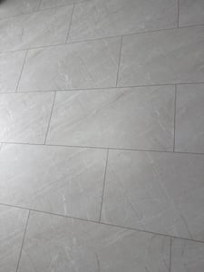 1 m² - Stilewo Klick-Vinylboden Fliese Steinoptik Bodenbelag wasserfest, robust, pflegeleicht - White Marble Kunden-Foto 2