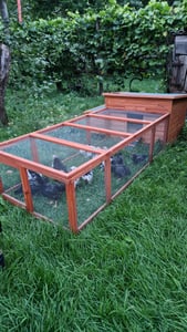 Kurník Wiltec 1360 x 740 x 700 mm červenohnedý s drevenou hniezdnou búdkou, kurníkom s prístreškom, izolovanou strechou a pozinkovaným zásobníkom na trus Fotografia od zákazníka č. 1
