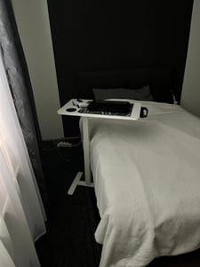 VASAGLE Beistelltisch mit Rollen, mobiler Stehtisch, verstellbare Höhe, 2 Getränkehalter, Schlitz Kunden-Foto 2
