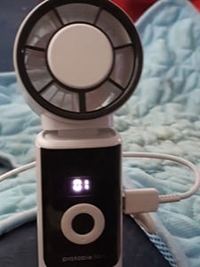 Tragbarer Handventilatoren USB, Faltbar Mini Ventilator Leise mit 4000 mAh Akku bis 16 Std. Laufzeit, LED-Display, 1-199 Geschwindigkeitsstufen Kunden-Foto 2