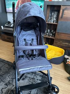 MoMi AKIRA – Ultraleichter Baby Kompaktbuggy 6,7 kg mit verstellbarer Rückenlehne & Drehbügel, inkl. Tasche & Moskitonetz, bis 15 kg – Grün Kunden-Foto 3