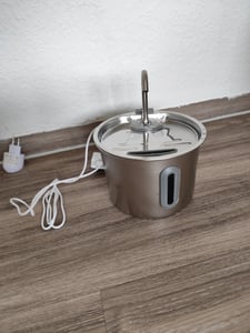 Automatischer Edelstahl-Haustier-Wasserbrunnen 2,2 l – leise Pumpe, kein Verschütten, Filter – Trinkbrunnen für Hunde & Katzen Kunden-Foto 4