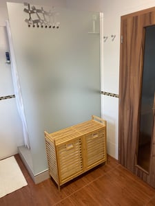 COSTWAY Doppio cesto girevole per il bucato, 75 L di bambù per il bucato con 2 contenitori rimovibili, mobile per il bucato autoportante naturale Foto del cliente 1