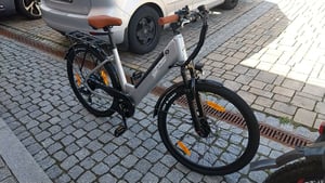 Hiland 26 Zoll 7-Gang 250W Elektrofahrrad für Männer und Frauen, Elektrisches Citybike mit 36V 10,4Ah Akku, Mit Frontlicht, Weiß Kunden-Foto 1